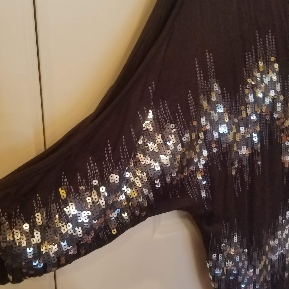 Cold Shoulder Top - Picture 3 of 4